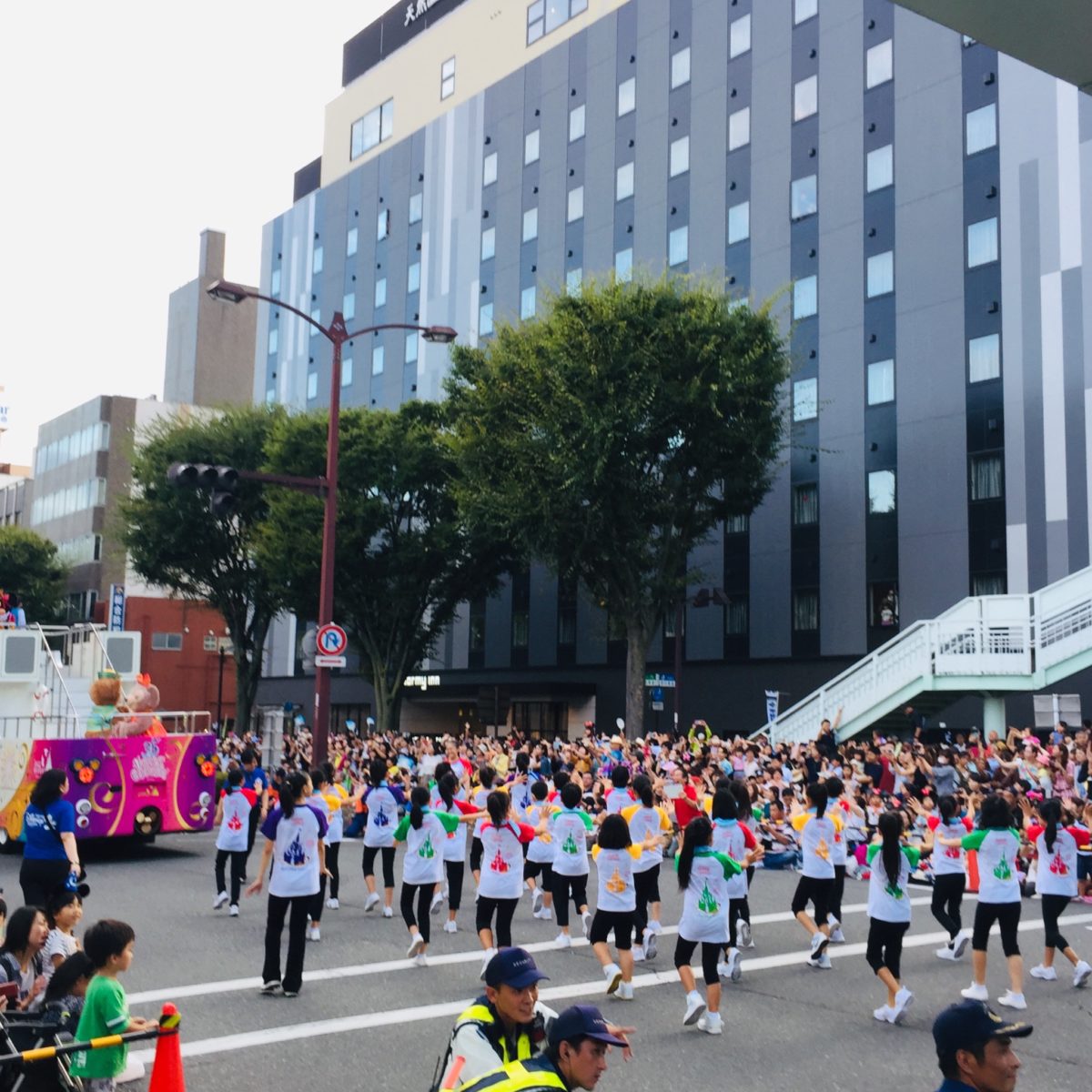 甲府市で開かれた東京ディズニーリゾート35周年スペシャルパレードでの子どもダンサー