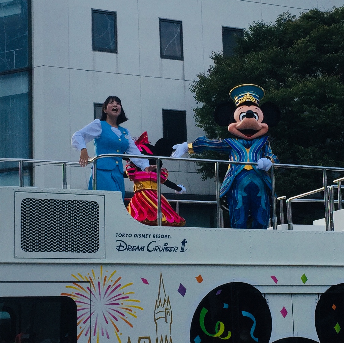 甲府市で開かれた東京ディズニーリゾート35周年スペシャルパレードでのミッキーとミニー