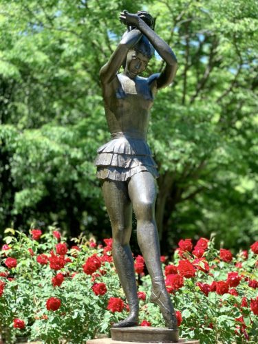 芸術の森公園内にあるバラ園の中心に位置する踊り子の彫刻