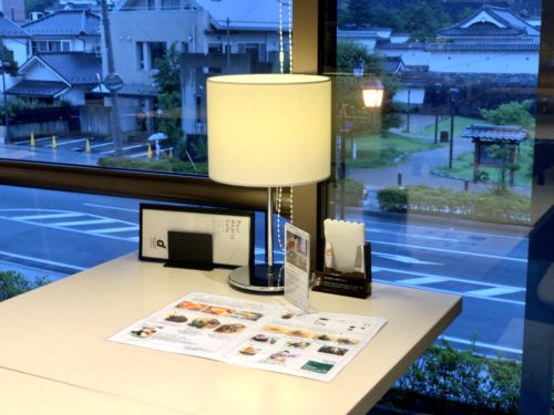 D&DEPARTMENT YAMANASHIのカフェテーブルとメニュー
