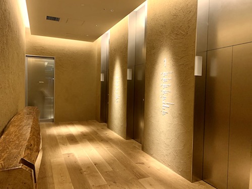 MUJI HOTEL GINZAのフロントに行くためのエレベーター乗り場