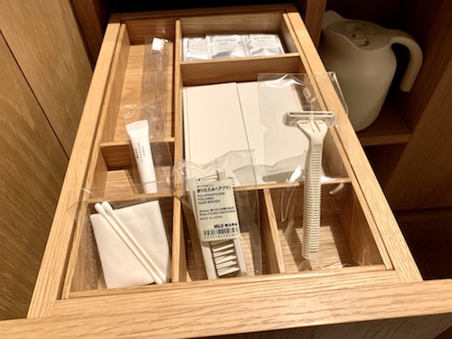 MUJI HOTEL GINZAのタイプAの洗面台のアメニティグッズ