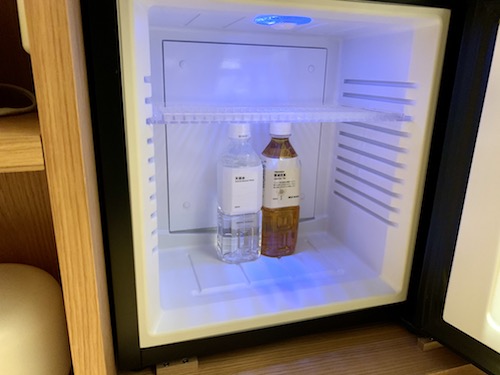 冷蔵庫の中身は水とジャスミン茶が用意されていた。