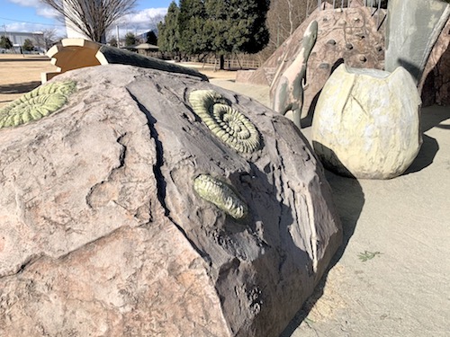 双葉水辺公園の恐竜遊具のそばの化石を模したオブジェ