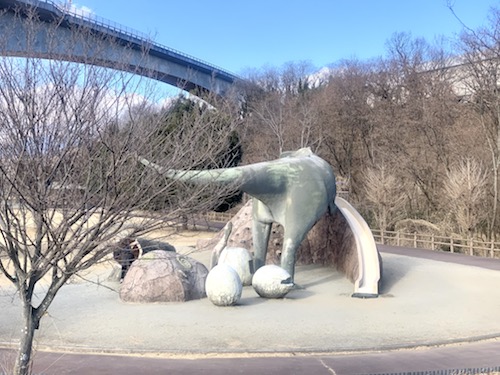双葉水辺公園の恐竜遊具の遠景