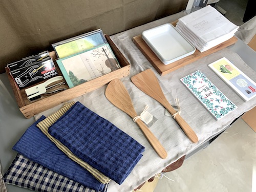22 + nini plusのリネンとシャモジとホーロー