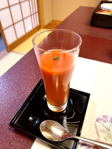 山梨・西山温泉「慶雲館」の食事　葉月の宴 ＜夕食＞　吸い物　コンソメスープ冷製トマト風味