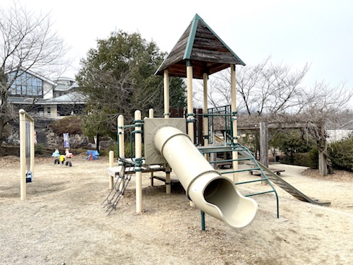 シルクの里公園の幼児向け遊具　滑り台
