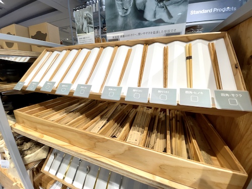 開店直後のStandard Products新宿店で売られている木製ハシ