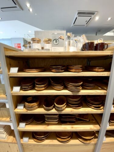 開店直後のStandard Products新宿店で売られているアカシア材ボウル