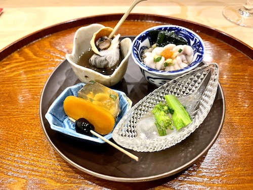 鮨 よし秀で食べたつぶ貝 / たら白子 / 菜の花と生白魚 / 自家製つぶのにごごり / カラスミ / 黒豆 
