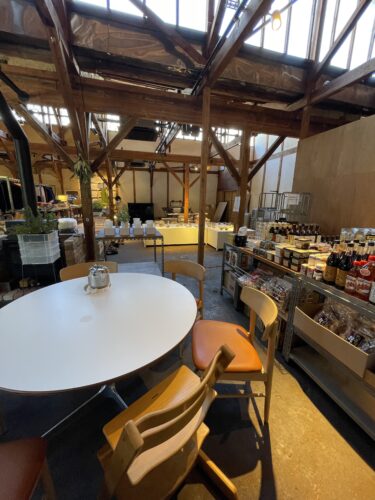 d news aichi aguiのカフェ部分にあるD&DEPARTMENTオリジナル家具、ワランテーブルのカフェ席