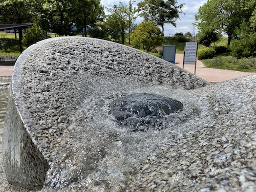 南アルプス市御勅使（みだい）公園にある湧水池の水のながれるオブジェの水たまり