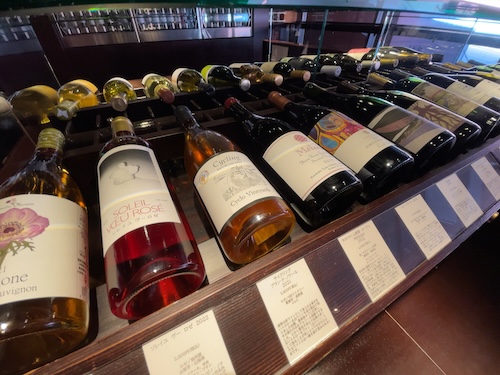八ヶ岳ワインハウスで陳列された山梨＆長野ワイン（赤）