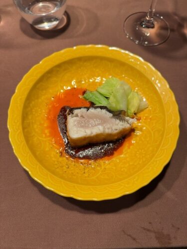 甲府「中華 NIGRAT」で食べたサワラの揚げ物 蕗のとうのソース