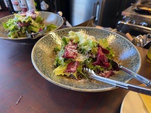 bletで食べた葉野菜とチーズのサラダ