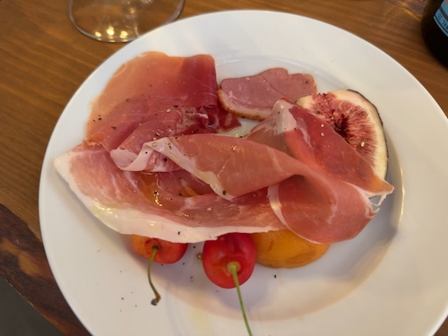生ハムといちじく、さくらんぼ、鴨肉