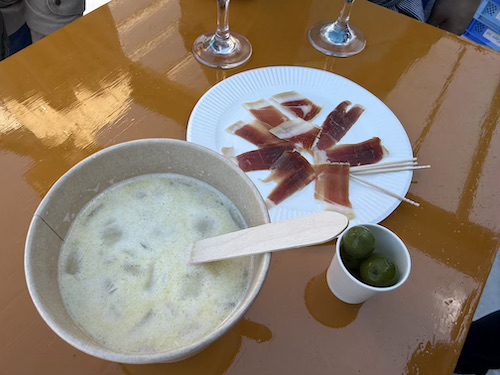 ワインツーリズムやまなしで山梨市・カーヴ・アンで食べたクラムチャウダーと生ハム、オリーブ
