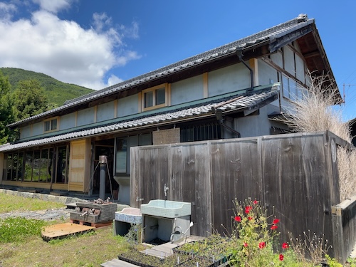 別角度からみた南アルプス市にある自然派カフェ「月晴れる」の外観
