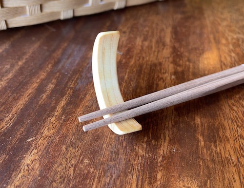 月晴れるの月をモチーフにした箸置き