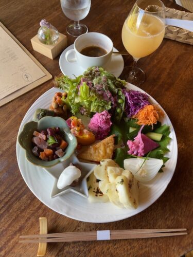 華やかお野菜プレート(季節のポタージュ付き) ~ここだけの焼き蒸しパンとともに~