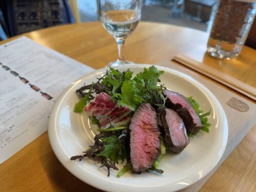 勝沼醸造のグラスワインとローストビーフ